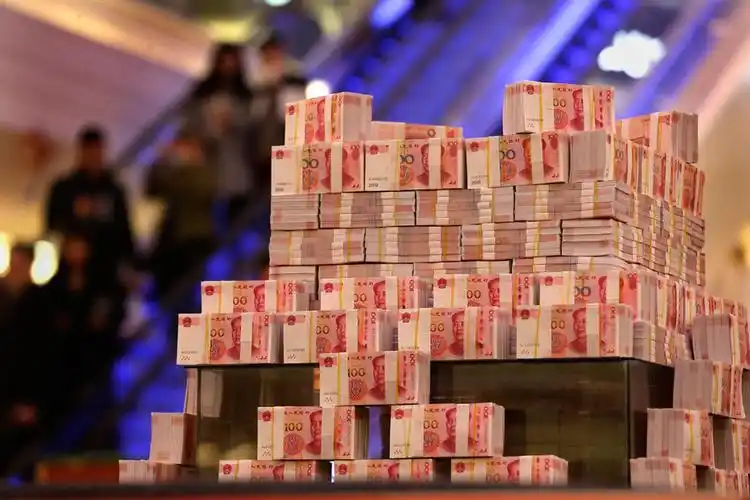 开发商将千万现金堆成"钱山"招售楼人才 (2/4)