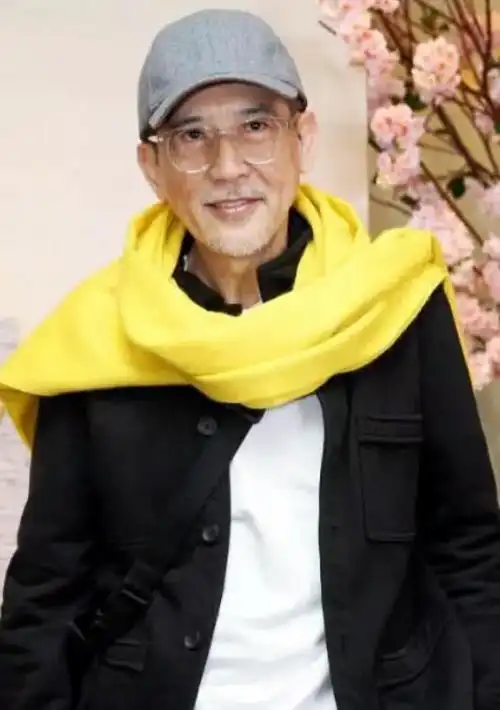 虽然已经72岁了,但秦汉保养的非常好,笑起来还是那么的帅气和自信