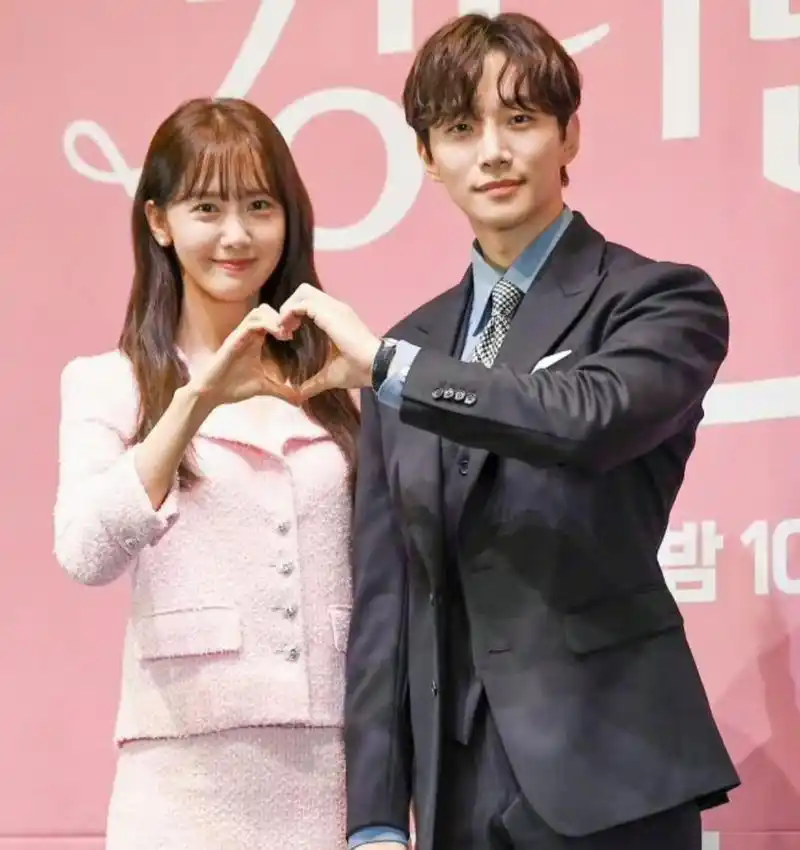 今日韩国媒体报道,李俊昊和林允儿恋情!随后双方公司否认了恋情!