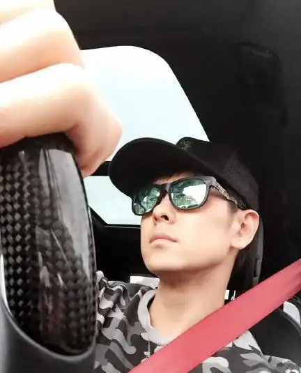 照片中,坐在车中的林志颖戴着墨镜,表情十分帅酷.网
