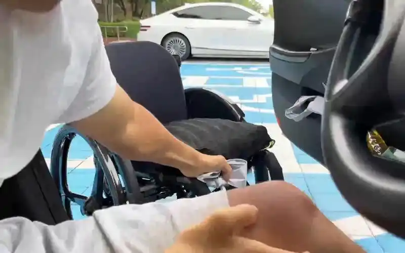 韩国轮椅网球截瘫帅哥车上穿白袜