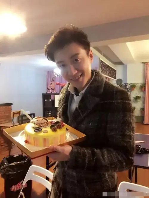 乔任梁离世三年粉丝追思会现场用乔任梁最喜欢的粉色装点