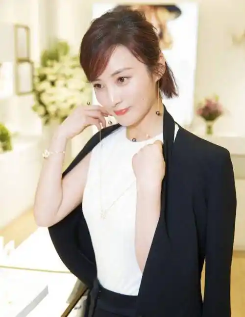 蒋勤勤44岁剪掉十年长发,变波波头搭黑色西服套装,减龄干练时髦_设计