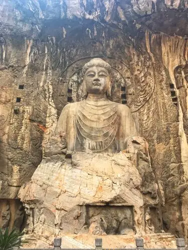 西北门进,走上一段路才是卢舍那大佛,很多佛像的头都没了,有点可惜.