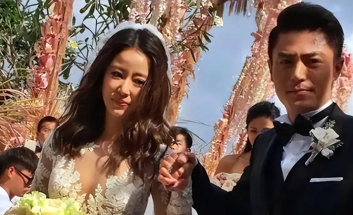 回顾林心如霍建华的婚礼大合照,两个好友不能再露面,都是回忆