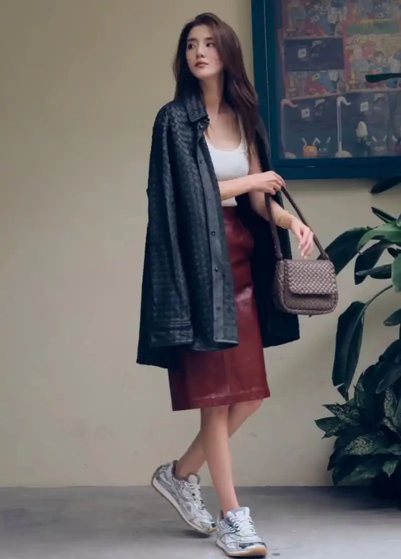 吴千语街头凹造型,皮质长裙配运动鞋新意十足,她个子高,鞋码看起来也