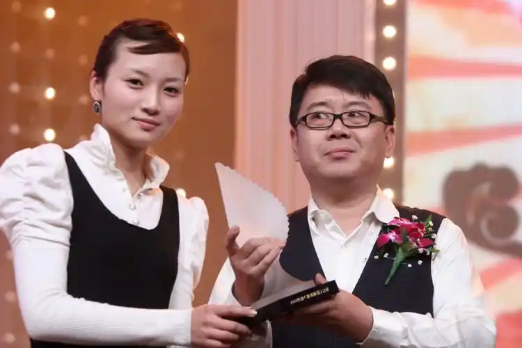 专家团"阵容豪华    著名"老娘舅",相伴到黎明主持人黄飞珏(西窗烛下)