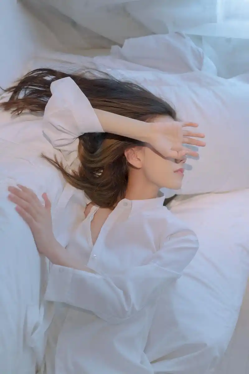 纯白的魅力,穿白色衬衫的美女,在白色布景中拍的照片,好看