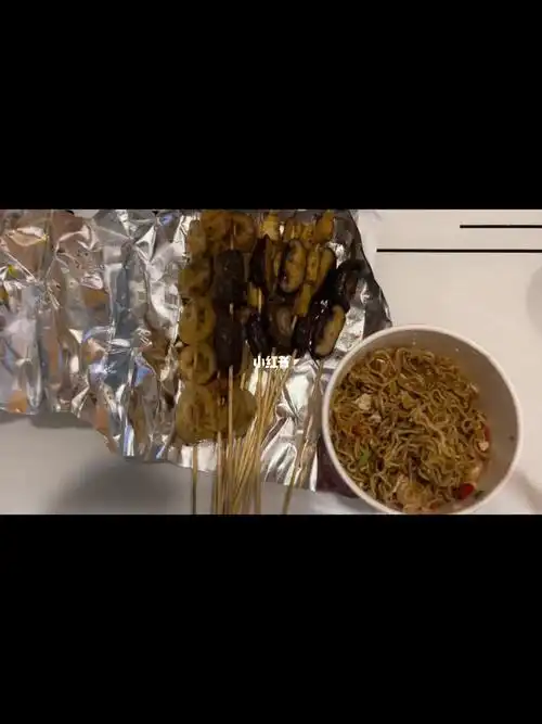 一个人吃烧烤外卖