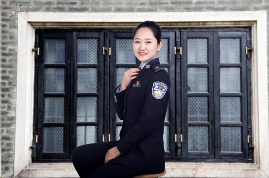 警花孔令梓扎根小镇的贴心小棉袄