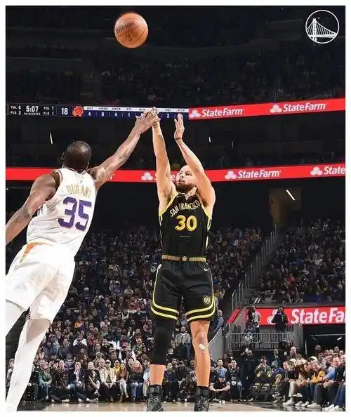 库里的绝杀!杜兰特的苦笑,让你捧腹大笑,惊叹不已的瞬间!