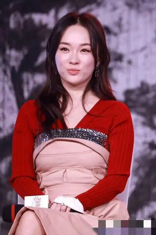 霍思燕明显发胖了很多,整个脸已经圆了一大圈,完全和之前自己晒的照片