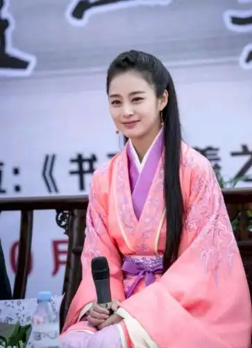 很多人觉得韩国女星不适合古装,金泰熙的造型却令人刮目相看.