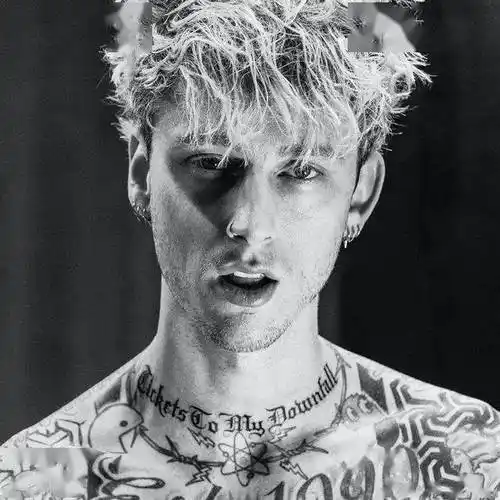 这位rapper把上半身纹成全黑!曾让女友跪地拴狗链?互喝鲜xue!