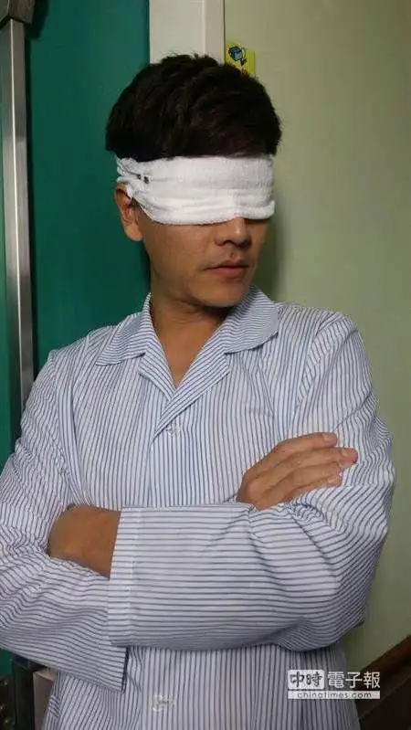王傳一眼睛被包紗布,走到哪都需要人家攙扶.(三立提供)