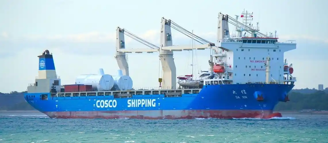 中国一货船在卡拉奇港口与印度集装箱船相撞