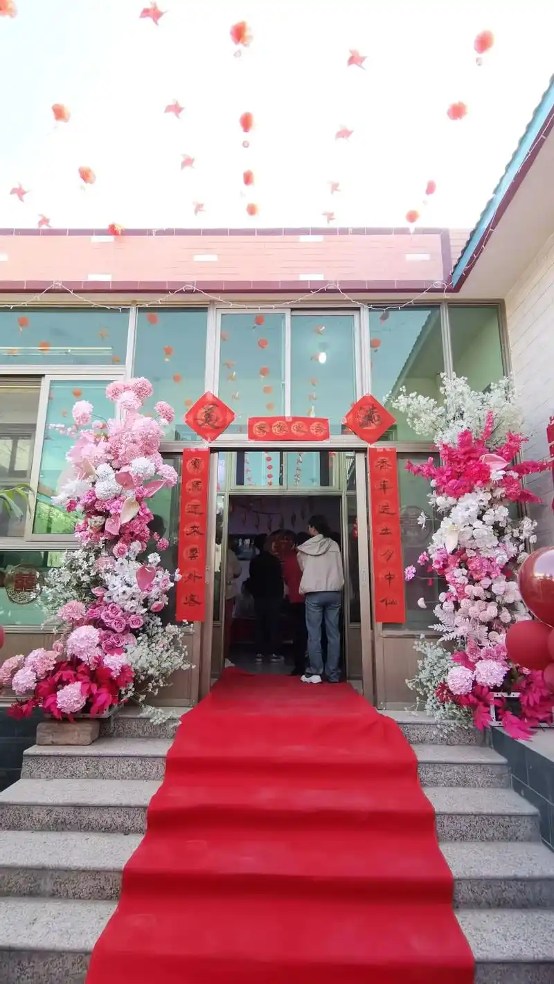 气球布置 #婚庆 #订婚宴布置 #婚车花艺 #场景布置  今日分享 新娘上