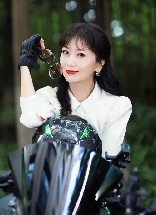 这当中赵雅芝除了日常保养之外,一定离不开她豁达从容的心态,看看她