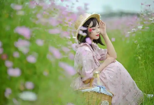 佳人摄影:在花丛中的女孩