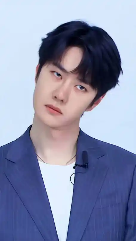 这也太帅了吧,转脖子转运,新的一年来和王一博一起转起来,好运连连#王