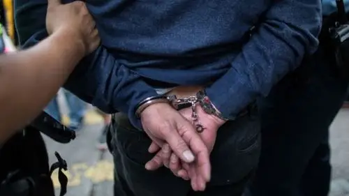 ▼但是方男快活过后却被埋伏在外的警员当场逮捕,方男遭捕仍对警说