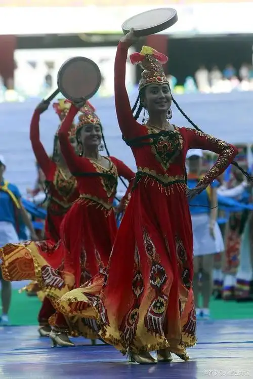 手鼓舞是维吾尔族民间舞蹈,流行于新疆维吾尔自治区.