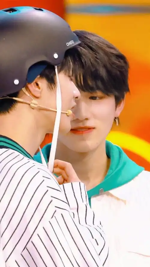 祺鑫文轩超话9592#文轩#礼貌拿图 抱图评论 4399!