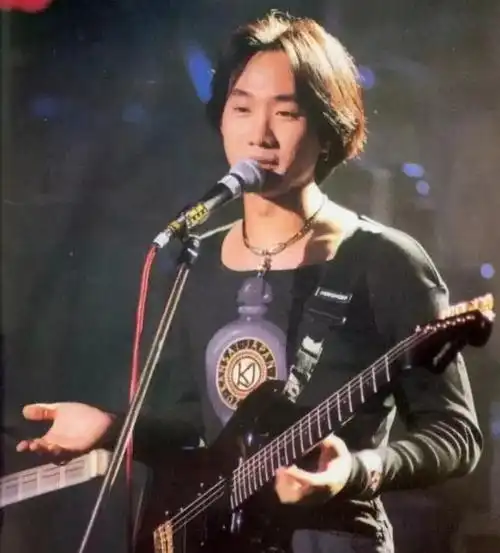 黄家驹离世27年,戴白花穿孝服大闹灵堂的未婚妻,现在怎么样了?