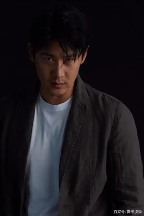 陆毅新剧造型变大叔,留着胡渣脸上的沧桑感超man