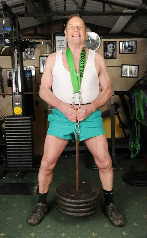 全球"最疯狂"老人 为庆祝70岁生日连跳70次伞