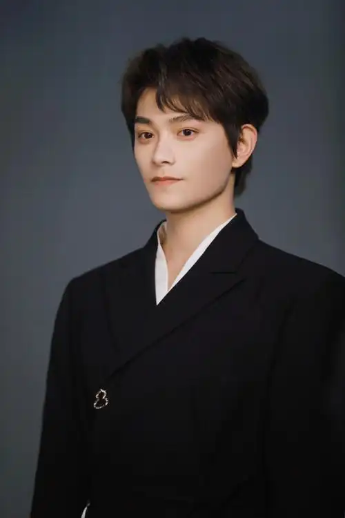 丁禹兮超话晨风清幽,雅韵淡然.