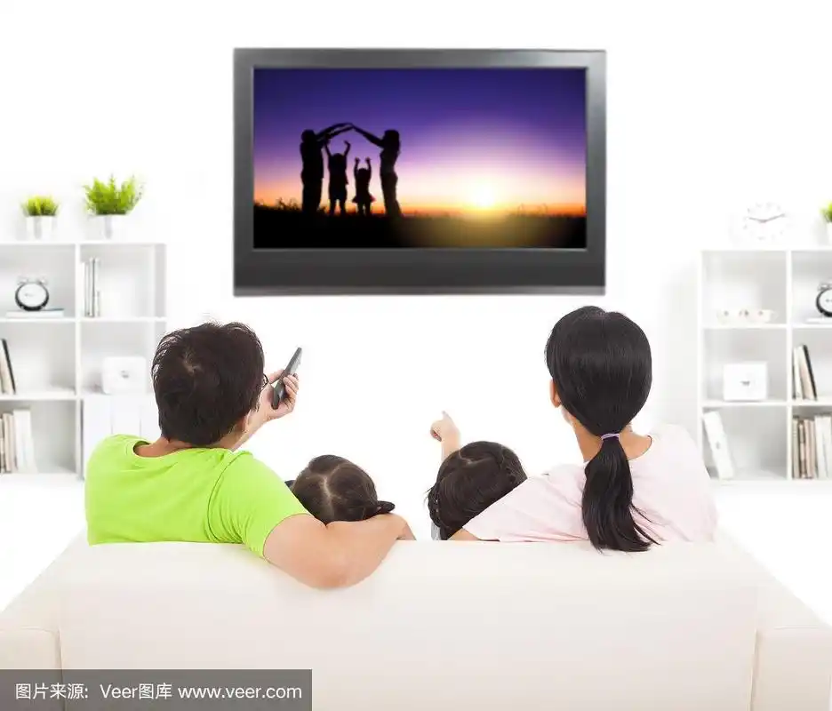 一家人在客厅看电视