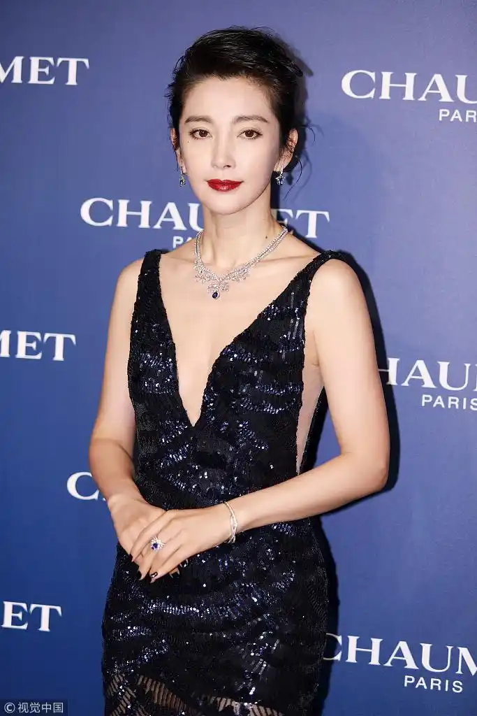 李冰冰穿深v长裙酥胸隐现性感迷人