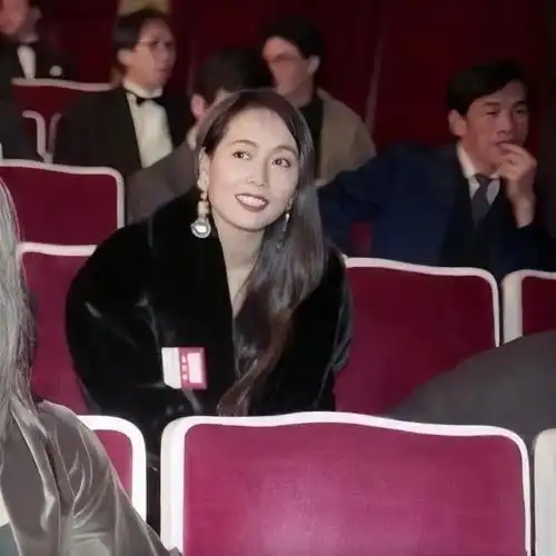 张曼玉身着旗袍的优雅,王祖贤穿衣,林青霞在水中喝酒,朱茵眨眼,张敏骑