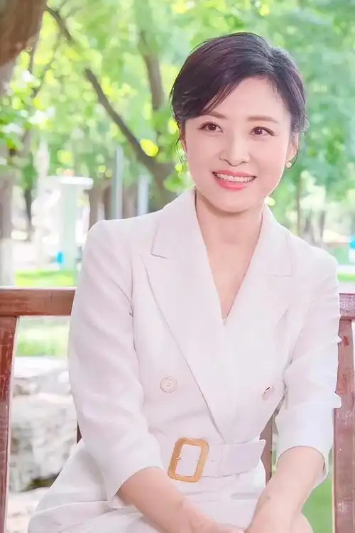 周涛,是央视著名主持人,连续主持了100多期《综艺大观》节目,还担任过