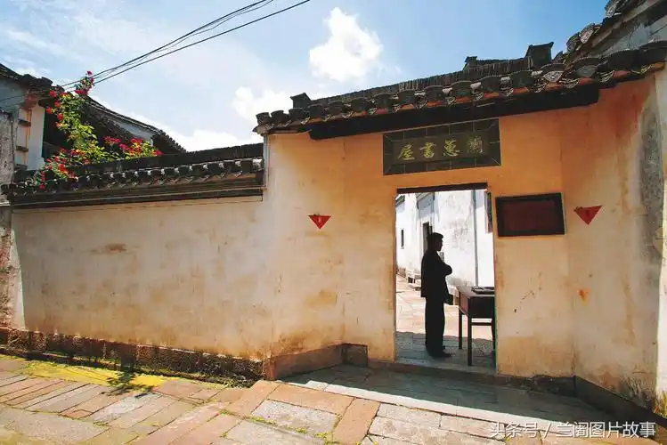 胡适故居是典型的徽派建筑小青瓦马头墙三开间两层楼