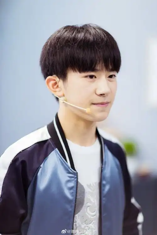 莫莫莫 没见过的新图小西瓜头好可爱呀@tfboys