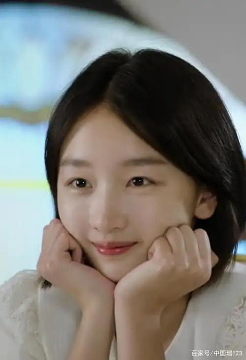 周冬雨,一个漂亮的河北女孩,笑起来弯弯的眼睛特别能治愈不开心