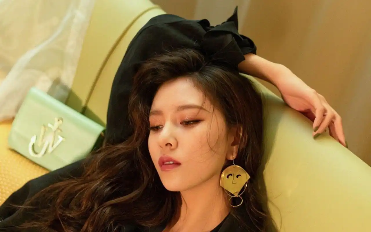 宋妍霏干练简洁高清桌面壁纸