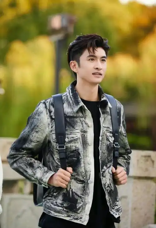 张云龙的穿搭颇有少年感,不同颜色,不同寓意,像是在闪闪发光