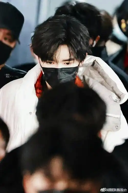 锡纸烫yyds,戴着口罩也抵挡不住帅,期待@时代少年团-宋亚轩
