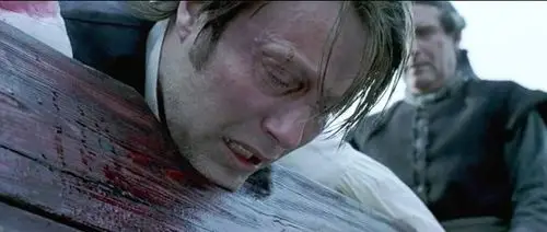 会在最后关头赦免约翰,背地里却一不做二不休,把他斩首示众了