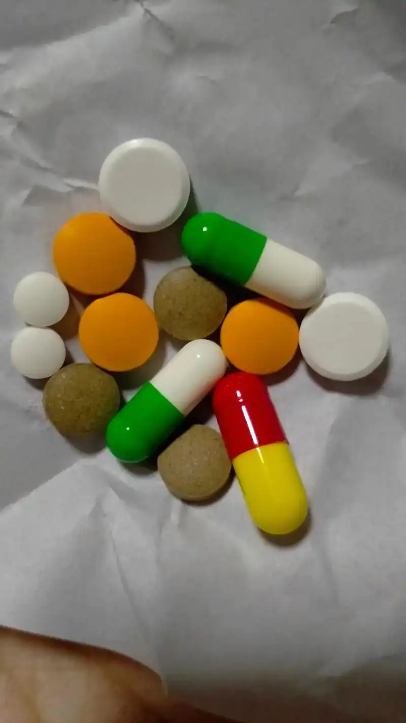 这一个月吃的药都差不多顶我前三十年加起来吃的药量了#生病了才 - 抖