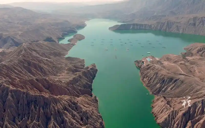 黄河第一水电站--龙羊峡水电站,有宽广的水域,奇特的土林景观