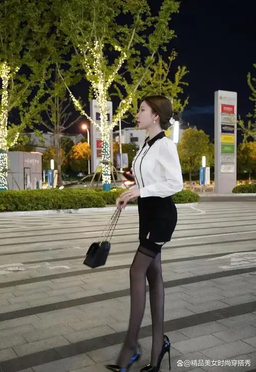 通勤时,白衬衫搭配黑色短裙,让你看起来更加自信和时尚
