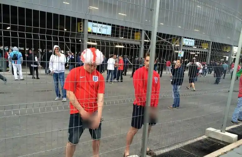 圣保罗球场外惊现简易便池球迷集体小便