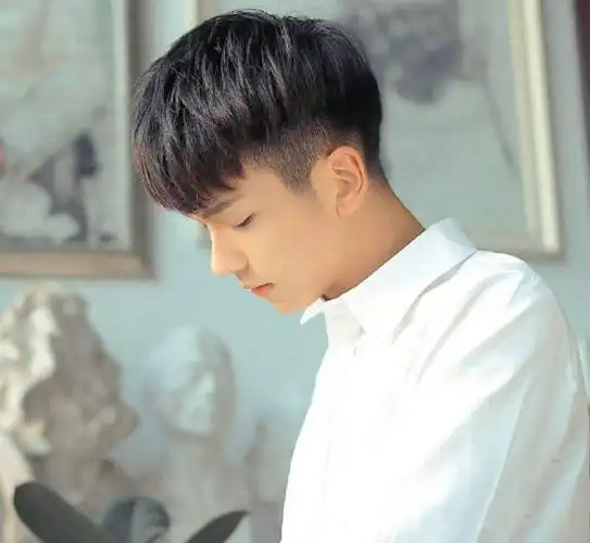 "两边推短,中间不动",男生发型这样剪太帅了!