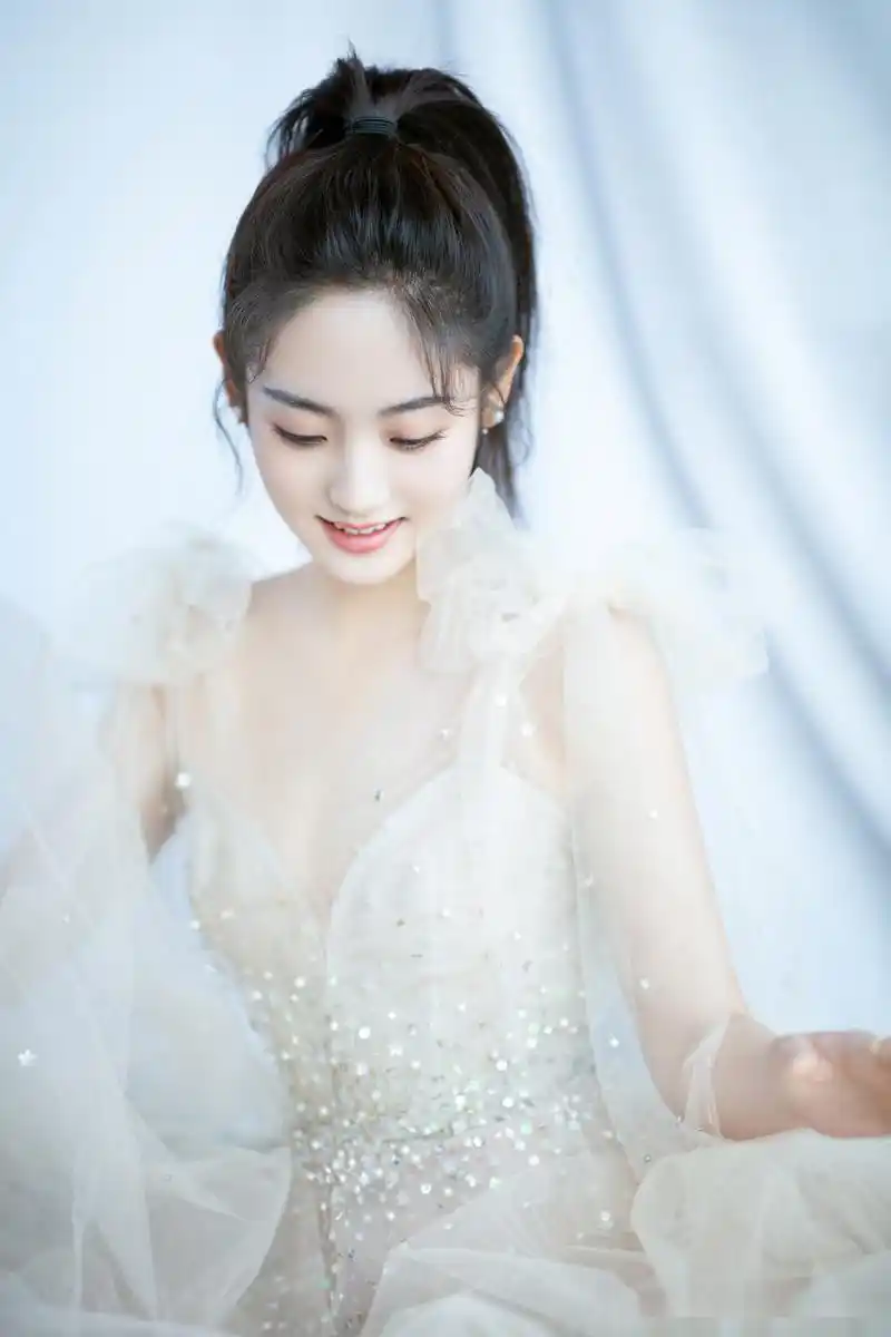 第四届金骨朵网络影视盛典,邢菲又是一枚美美的小仙女,明眸善睐若有