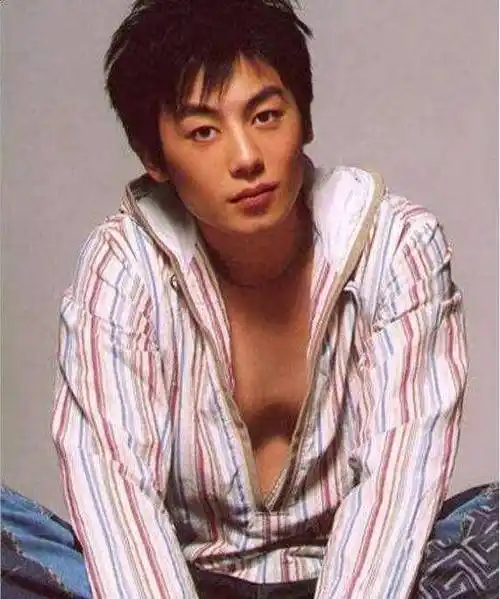 原创演员朱亚文放弃8年初恋单爱沈佳妮行走的荷尔蒙只对老婆释放