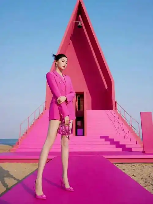 关晓彤的腿,又直又细,线条好美,太亮眼,太迷人了!_大腿_小腿_美女